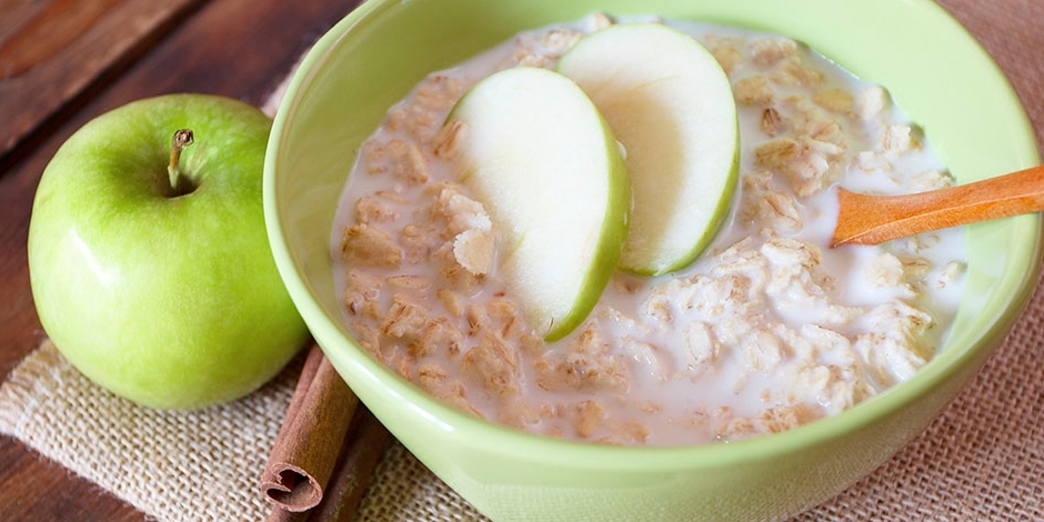 Салат из овсянки с яблоками и лимоном